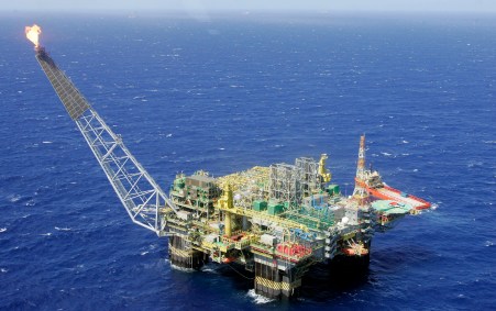 Plataforma da Petrobras na Bacia de Campos, litoral do Rio de Janeiro