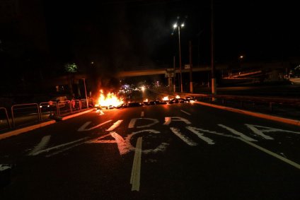 Manifestantes escreveram "vacina" e "vidas importam" no chão da Avenida Radial