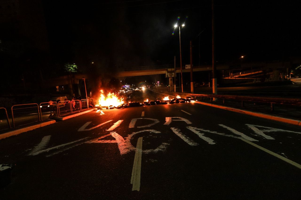 Manifestantes escreveram "vacina" e "vidas importam" no chão da Avenida Radial