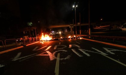 Manifestantes escreveram "vacina" e "vidas importam" no chão da Avenida Radial
