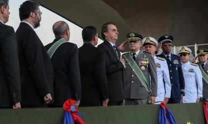 Defesa anuncia demissão de chefes das Forças Armadas