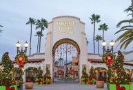 Universal Studios fecha parques em Los Angeles devido a incêndio fora de controle
