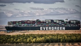 O navio de contêineres Ever Given navega pelo Canal de Suez 