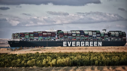 O navio de contêineres Ever Given navega pelo Canal de Suez 