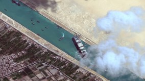 O navio cargueiro Ever Given, que fechou a passagem do Canal de Suez