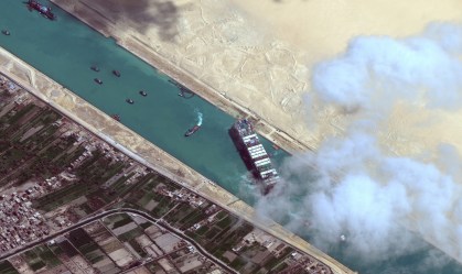 O navio cargueiro Ever Given, que fechou a passagem do Canal de Suez