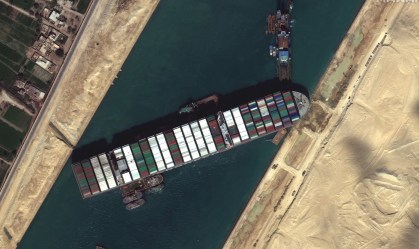 Navio cargueiro Ever Given travou completamente a passagem pelo Canal de Suez