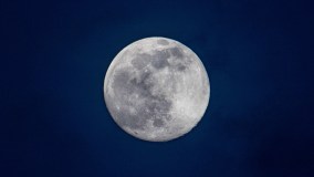 A lua cheia que ajudou a desencalhar o navio cargueiro do Canal de Suez
