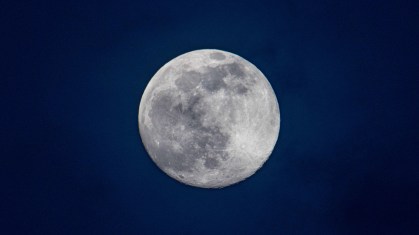 A lua cheia que ajudou a desencalhar o navio cargueiro do Canal de Suez