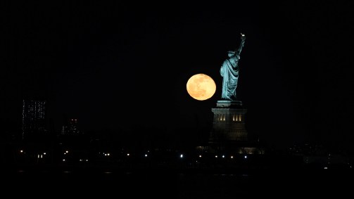 A superlua que ajudou a desencalhar o navio no Canal de Suez
