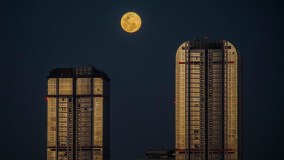 Superlua vista de Mumbai, na Índia