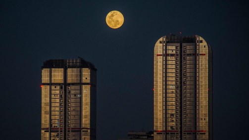 Superlua vista de Mumbai, na Índia