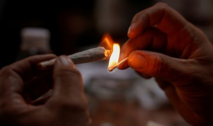 Uso de maconha pode aumentar risco de ataque cardíaco e AVC, diz estudo