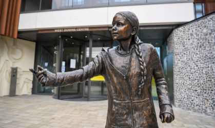 Estátua de Greta Thunberg causa revolta em universitários no Reino Unido