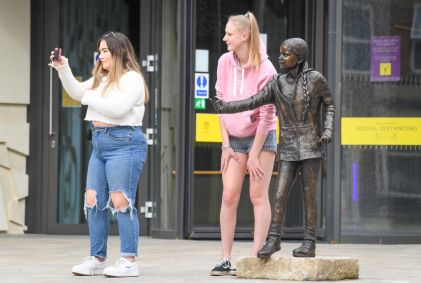 Jovens tiram foto com estátua de Greta Thunberg