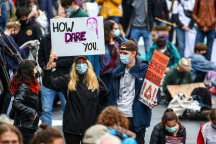 Manifestante carrega cartaz com imagem de Greta Thunberg