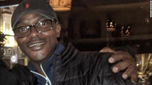 O microbiologista nigeriano Charles Oti