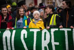 Greta Thunberg participa de protesto