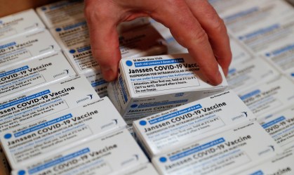 Caixas com vacina da Janssen contra Covid-19