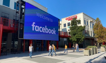 Funcionários do Facebook caminham pelo pátio do campus da empresa em Menlo Park,