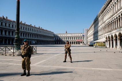 Soldados patrulham a praça de São Marcos, em Veneza, Itália