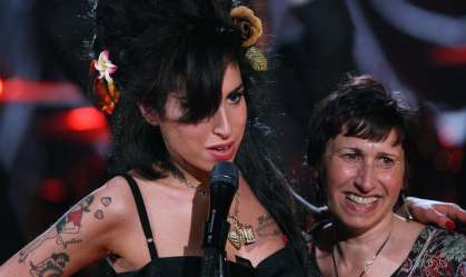 Mãe de Amy Winehouse quer reformular seu legado em um novo documentário