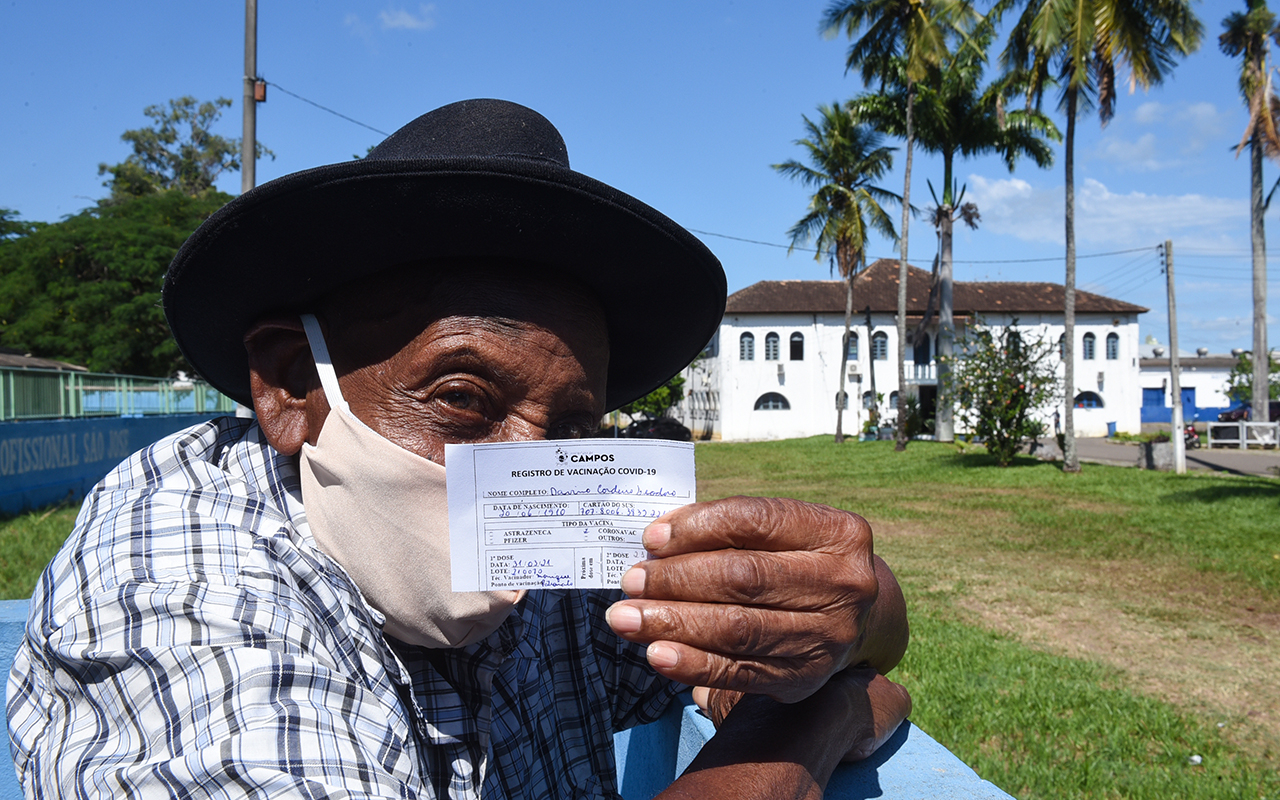 Idoso de 110 anos com carteira de vacinação 