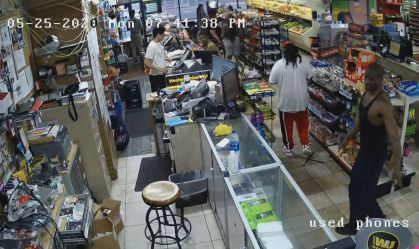 Vídeos inéditos mostram últimos momentos de George Floyd antes de abordagem