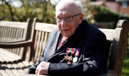 Morre Tom Moore, veterano britânico que arrecadou milhões contra a Covid-19