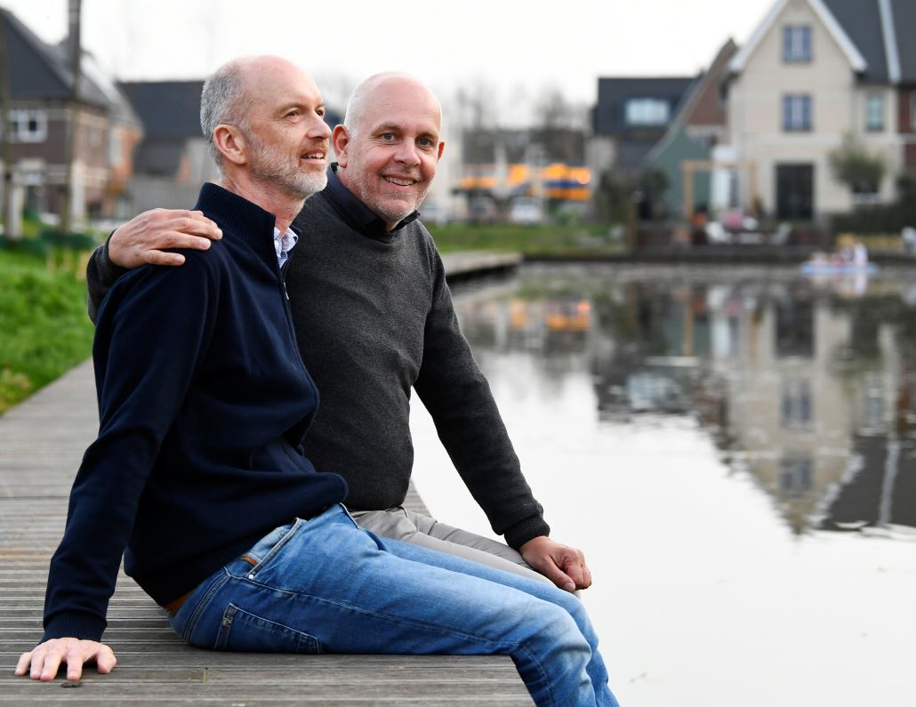 Casal comemora 20º aniversário de primeiros casamentos gays do mundo