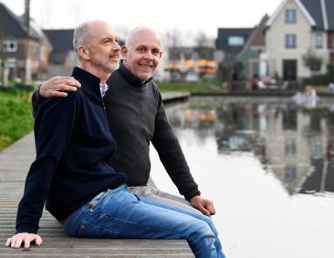 Casal comemora 20º aniversário de primeiros casamentos gays do mundo