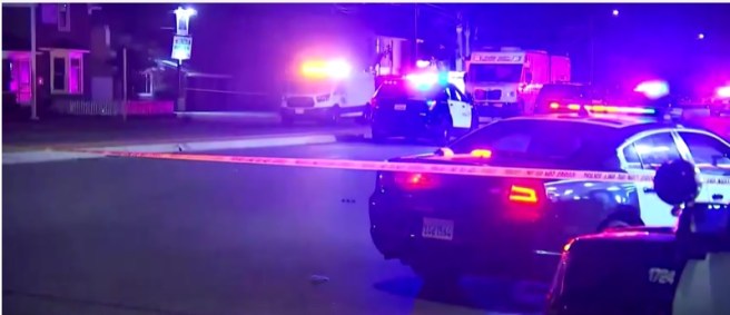 Carros de polícia em frente ao complexo comercial em que ocorreu o tiroteio, em