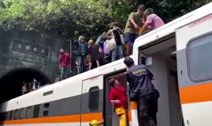 Trem descarrila em Taiwan e mata ao menos 48 passageiros