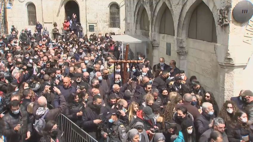Centenas de cristãos se aglomeraram durante a tradicional procissão que refaz o caminho de Jesus Cristo / Foto: Reprodução/CNN Brasil (2.abr.2021)
