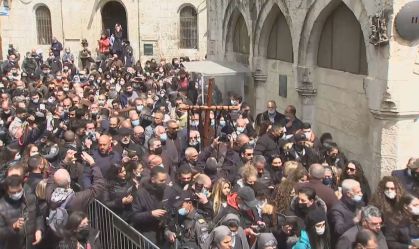 Cristãos participam de procissão da Sexta-Feira Santa em Jerusalém