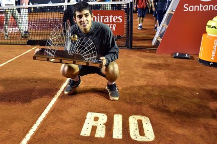 Chileno Cristian Garín exibe troféu da edição de 2020