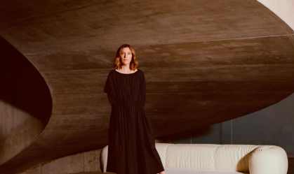 Conheça Faye Toogood, a designer por trás da 'cama Birkenstock'