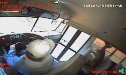 Cervo invade ônibus escolar e cai em cima de criança nos EUA; assista