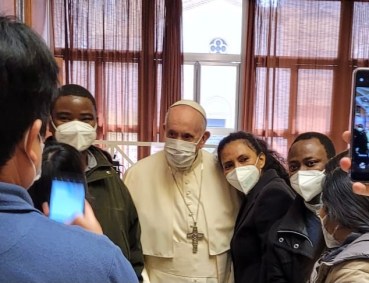 Papa Francisco posa para foto com sem-tetos em centro de vacinação i