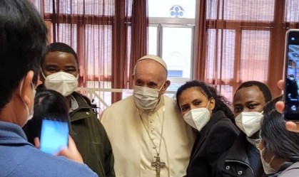 Papa Francisco faz visita surpresa a desabrigados em centro de vacinação em Roma