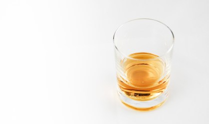 Consumir bebidas alcoólicas não protege contra COVID-19, alerta OMS