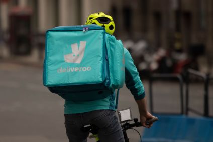 Entregador da empresa Deliveroo na Inglaterra