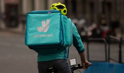 Entregador da empresa Deliveroo na Inglaterra