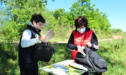 Menino italiano percorre 1,5 km para encontrar internet e estudar sob árvore