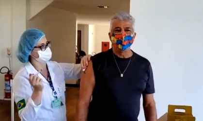 Lulu Santos é vacinado no Rio e canta em homenagem ao SUS