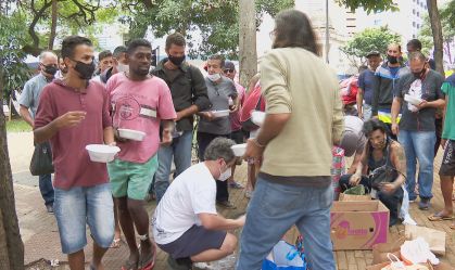 Voluntários se organizam para distribuir refeições em São Paulo (02.abr.2021)