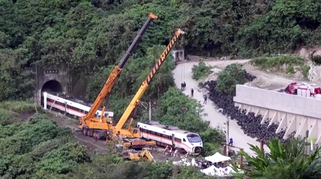 Trem descarrilou dentro de túnel em Taiwan