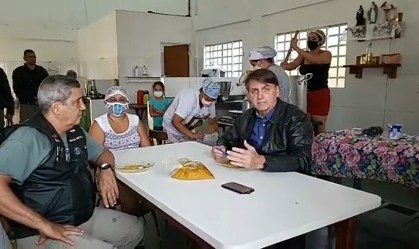 Bolsonaro come sopa em ONG e volta criticar medidas restritivas