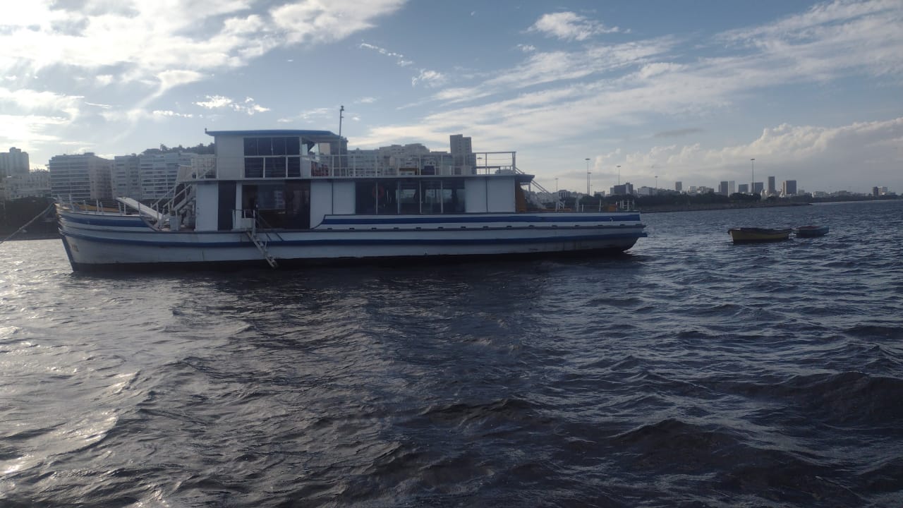 Barco em que festa ilegal foi impedida no Rio