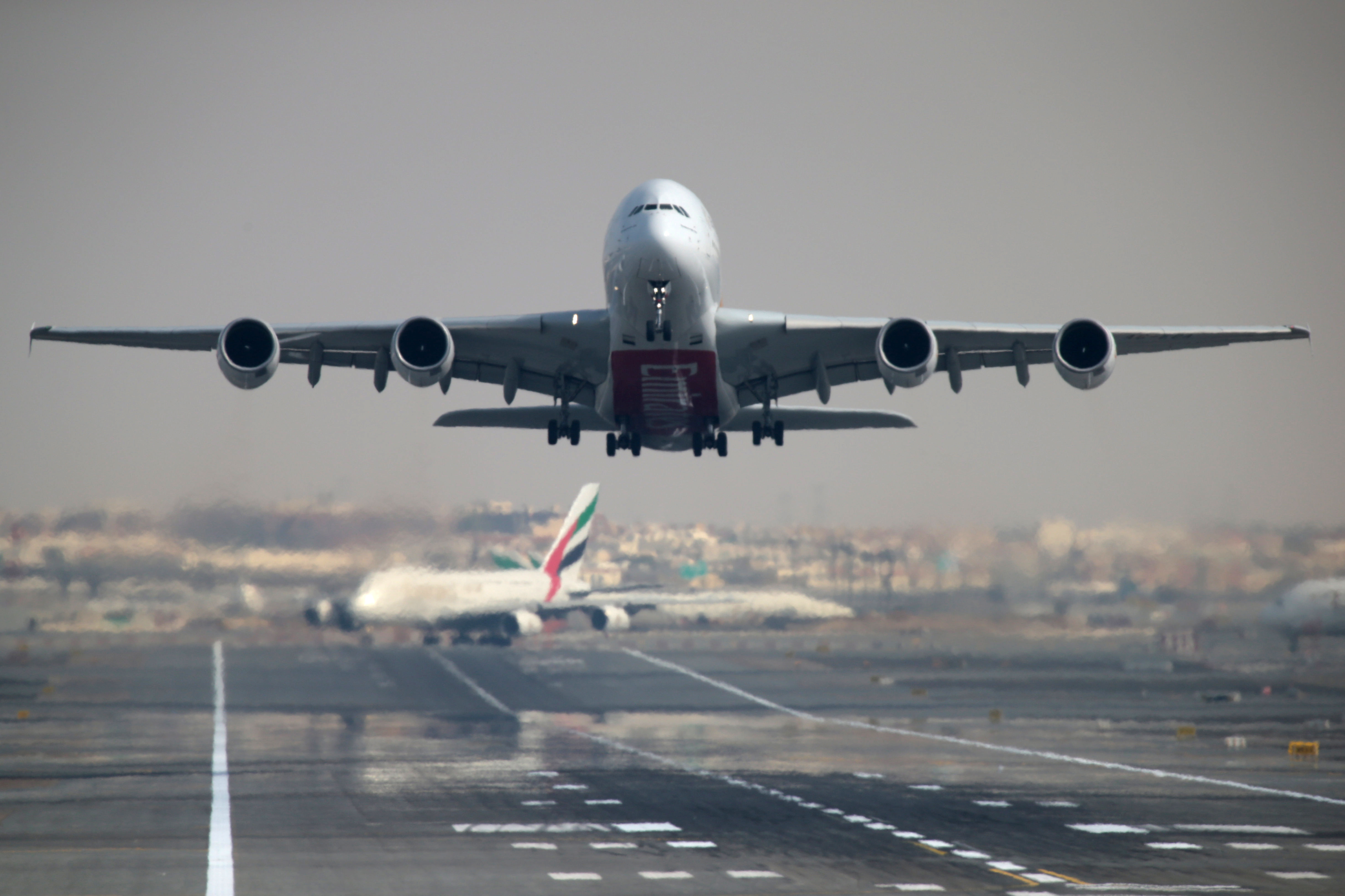 Avião da companhia Emirates decola em Aeroporto Internacional de Dubai